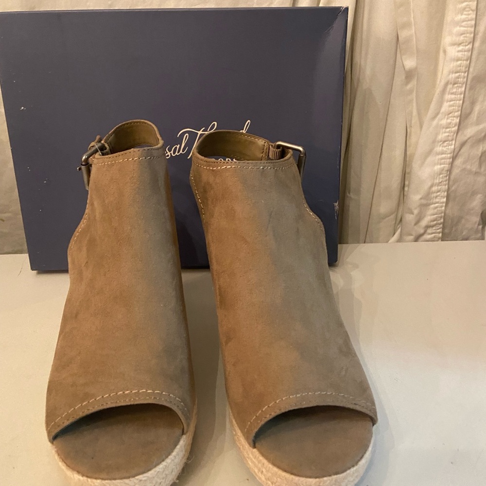 Universal Threads tan suede wedge heel peep tie shoes in various sizes all NIB - Picture 2 of 7
